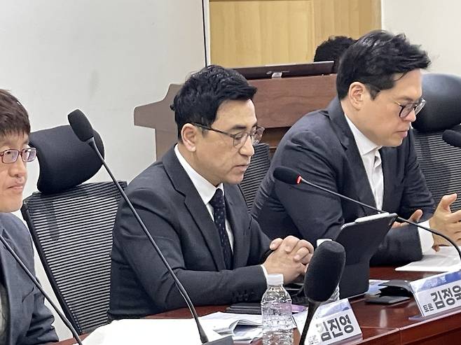 ▲김정욱 GS차지비 대표(가운데)가 18일 국회의원회관 제7간담회의실에서 열린 '전기차 충전기 사용자 경험 개선을 위한 토론회'에서 주제 발표를 하고 있다. 사진=박지성 기자