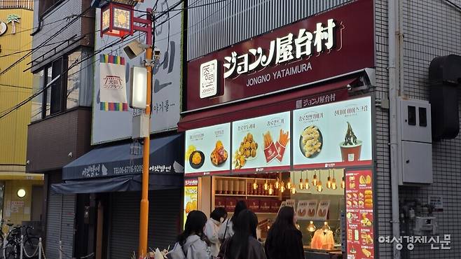 오사카 코리아타운은 야간 상권 없이도 연 200만명을 모으는 이례적 상권이다. 10~30대 여성이 핵심 고객이며, 길거리 음식과 저가 화장품 등 짧은 시간에 적은 비용으로 즉각적 소비를 누리는 패턴이 특징이다. 전철로 즐기는 '정체성의 소형 패키지화'가 성공 요인이다. /김현우 기자=일본, 오사카