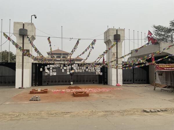 지난해 9월 Z세대(1990년대 중반~2000년대 중반 출생) 들이 부정부패를 비판하자 정부에서 SNS를 차단하면서 반정부 시위가 격화되었다. 당시 사망한 청년들의 사진이 네팔 국회의사당 정문에&nbsp; 총선 개표기간중에 걸려 있다.&nbsp; &nbsp;사진 이용호 카트만두 주재기자