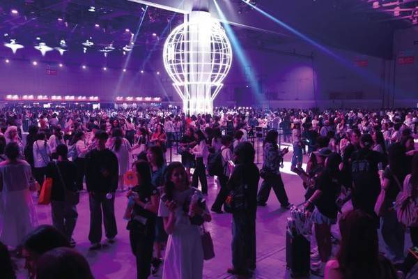 경기 고양시 일산서구 킨텍스에서 열린 BTS '2025 BTS 페스타'에서 팬(아미)들이 공연 영상을 시청하고 있다. 사진=연합뉴스