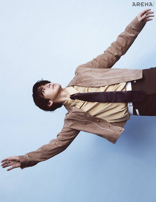 스웨이드 블루종·레더 디테일 플레어 팬츠·실크 셔츠·레더 타이 모두 아미리, 링 톰우드 제품.