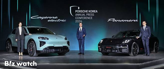 포르쉐코리아가 19일 오전 서울 광진구 PIE Factory에서 열린 2026 포르쉐코리아 신년 기자 간담회에서 카이엔 일렉트릭과 파나메라 레드 익스클루시브를 선보이고 있다./사진=이명근 기자 qwe123@
