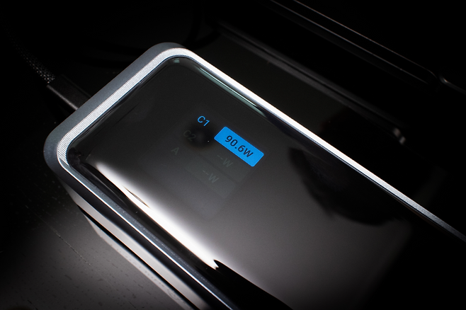 '앤커 프라임 파워뱅크'로 게이밍 노트북을 충전 중인 모습. 90W 이상 고속 충전도 거뜬하다.