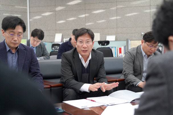 김지욱 조달청 디지털공정조달국장이 19일 정부대전청사 기자실에서 공공조달 AI 전환을 위한 로드맵에 대해 설명하고 있다. (사진=조달청 제공)