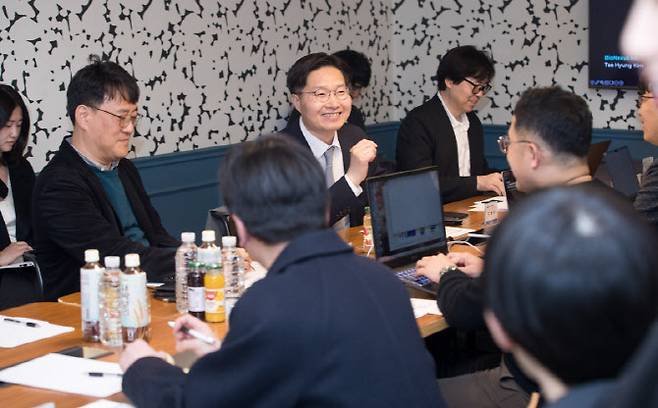 구혁채 과학기술정보통신부 제1차관이 19일 서울의 한 사무실에서 업스테이지(AI모델), 리벨리온(AI인프라), 한국기초과학지원연구원(바이오) 등 관계자들과 간담회를 하고 있다.(사진=과학기술정보통신부 이영규)