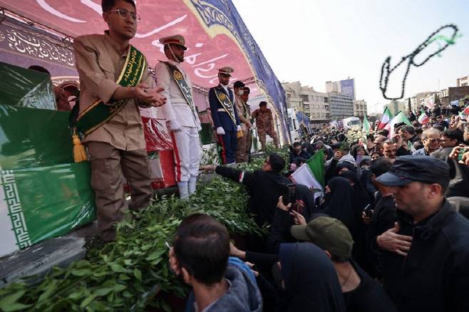 18일(현지시간) 이란 테헤란에서 알리 라리자니 최고 국가안보회의 사무총장 등 장례식이 진행되고 있다. (사진=AFP)