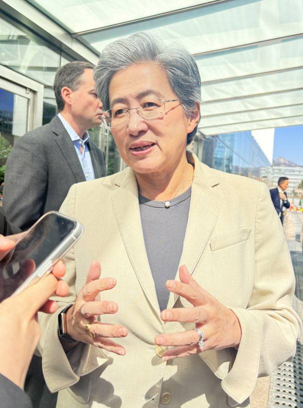 리사 수 AMD 최고경영자(CEO)가 19일 서울 종로구 교보생명빌딩에서 기자들 질문에 답하고 있다.(사진=공동취재단)