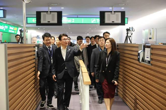 김민석 국무총리가 미국스위스 순방을 마치고 19일 인천공항을 통해 귀국한 뒤 BTS 컴백 공연과 관련해 입국장 상황을 점검하고 있다. (사진=연합뉴스)