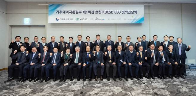 금한승 기후에너지환경부 제1차관(앞줄 오른쪽 8번째부터)과 박재완 회장을 비롯한 한국지속가능발전기업협의회 최고경영자가 19일 서울 그랜드 인터컨티넨탈 서울 파르나스에서 열린 정책간담회에 앞서 기념촬영하고 있다. (사진=기후부)