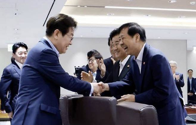 더불어민주당은 재경경제부와 당정 협의를 거쳐 내년 가상자산 과세에 대해 결정할 방침이다. 위 사진은 이재명 대통령과 구윤철 경제부총리 겸 재경부 장관이 국무회의에서 만나 악수하는 모습이다. (사진=대통령실통신사진기자단)