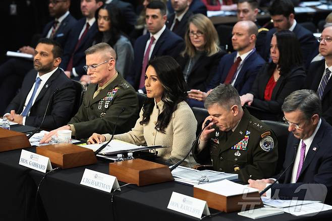 18일(현지시간) 캐시 파텔 미 연방수사국(FBI) 국장, 제임스 애덤스 국방정보국(DIA) 국장, 털시 개버드 미국 국가정보국(DNI) 국장, 윌리엄 하트먼 국가안보국(NSA) 국장 대행, 존 랫클리프 중앙정보국(CIA) 국장이 워싱턴DC 국회의사당에서 열린 상원 정보위원회 청문회에 출석한 모습. 2026.03.18 ⓒ 로이터=뉴스1