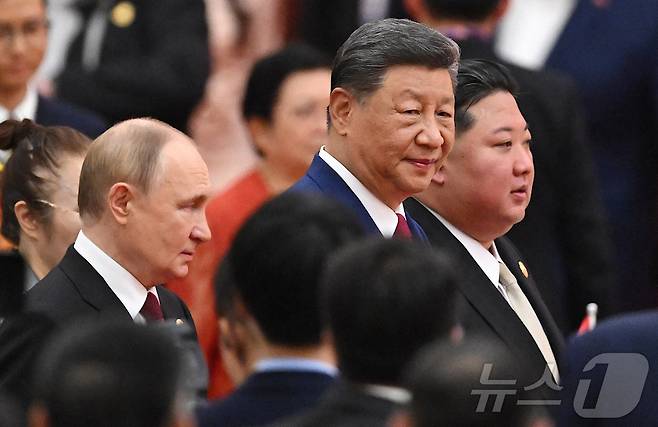 김정은 북한 노동당 총비서와 시진핑 중국 국가주석, 블라디미르 푸틴 러시아 대통령이 지난해 9월 3일 중국 베이징 인민대회당에서 열린 리셉션 행사에 참석했다. 이날 앞서 이들은 톈안먼 일대에서 열린 제2차 세계대전 승전 80주년 기념 열병식 행사에 참석했다. 2025.09.03 ⓒ AFP=뉴스1