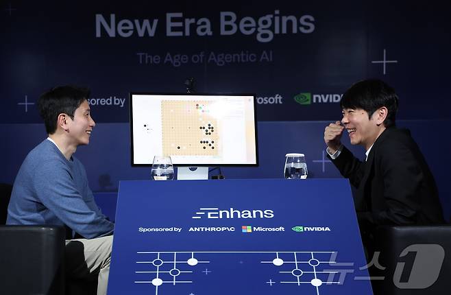 바둑기사 이세돌 9단이 에이전틱 AI로 제작한 바둑모델을 시연하며 이승현 인핸스 대표와 이야기를 나누고 있다. (공동취재) 2026.3.9 ⓒ 뉴스1 박정호 기자