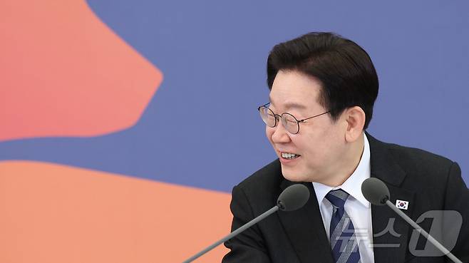 이재명 대통령이 18일 청와대에서 열린 자본시장 안정과 정상화 간담회에서 미소 짓고 있다. 2026.3.18 ⓒ 뉴스1 이재명 기자