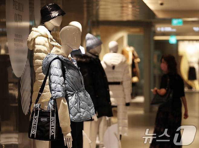 백화점 3사가 일제히 가을 정기세일에 돌입한 27일 오후 서울 중구 롯데백화점 본점에서 고객들이 매장을 둘러보고 있다. 2024.9.27 ⓒ 뉴스1 오대일 기자