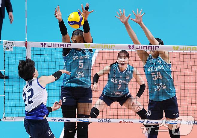 18일 오후 서울 중구 장충체육관에서 열린 2025-2026 프로배구 V리그 여자부 GS칼텍스와 현대건설의 경기에서 GS칼텍스 실바가 블로킹하고 있다. 2026.3.18 ⓒ 뉴스1 박지혜 기자
