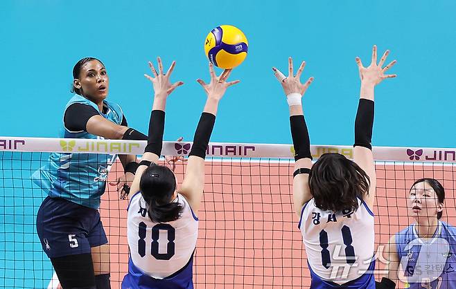 18일 오후 서울 중구 장충체육관에서 열린 2025-2026 프로배구 V리그 여자부 GS칼텍스와 현대건설의 경기에서 GS칼텍스 실바가 공격을 시도하고 있다. 2026.3.18 ⓒ 뉴스1 박지혜 기자