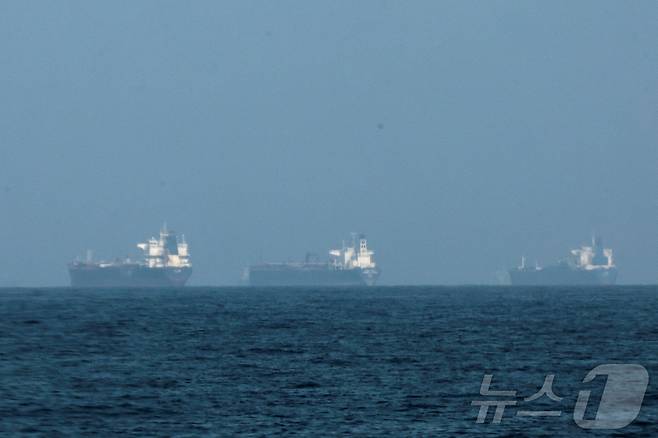 아랍에미리트 푸자이라 해안에 유조선들이 늘어서 있다. 2026.3.3 ⓒ로이터=뉴스1