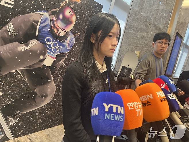 최가온이 19일 시그니엘 서울에서 열린 2026 동계 올림픽 대한민국 스키·스노보드 국가대표단 격려행사에서 포상금 총 4억 원을 받았다. 2026.3.19 ⓒ 뉴스1 이상철 기자