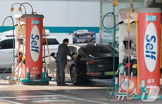 서울시내의 한 주유소에서  기름 넣고 있는 시민.(뉴스1 DB) ⓒ 뉴스1 이호윤 기자