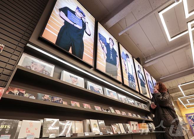 방탄소년단(BTS)의 컴백 공연을 닷새 앞둔 16일 서울 명동의 한 K팝 굿즈 판매점에서 외국인 팬이 BTS 관련 상품을 고르고 있다. 2026.3.16 ⓒ 뉴스1 김성진 기자