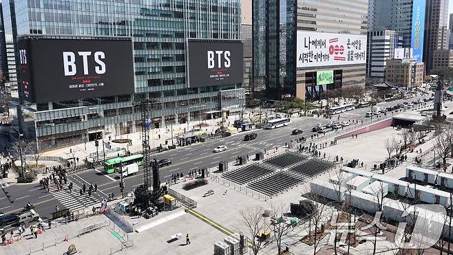 방탄소년단(BTS) 완전체 컴백 공연이 이틀 앞으로 다가온 19일 서울 광화문광장 인근 빌딩 전광판에 컴백 공연을 알리는 광고가 표출되고 있다. 2026.3.19 ⓒ 뉴스1 최지환 기자