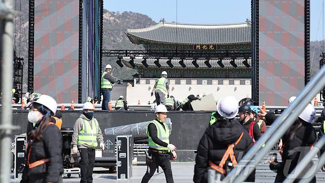 방탄소년단(BTS)의 서울 광화문광장 컴백 공연이 이틀 앞으로 다가온 19일 서울 종로구 광화문광장에서 무대 준비가 진행되고 있다. 2026.3.19 ⓒ 뉴스1 김성진 기자