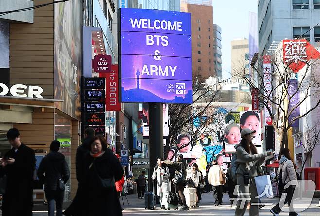 방탄소년단(BTS) 완전체 컴백 공연을 이틀 앞둔 19일 서울 중구 명동거리의 미디어폴에 BTS와 팬클럽 아미를 환영하는 메시지가 송출되고 있다. 2026.3.19 ⓒ 뉴스1 오대일 기자