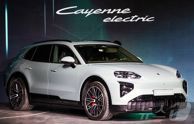 19일 서울 광진구 복합 문화공간 파이 팩토리(PIE Factory)에서 열린 '2026 포르쉐코리아 신년 기자 간담회'에서 국내 최초로 공개되는 포르쉐 준대형 전기 SUV ‘카이엔 일렉트릭’이 전시되어 있다. 2026.3.19 ⓒ 뉴스1 김진환 기자