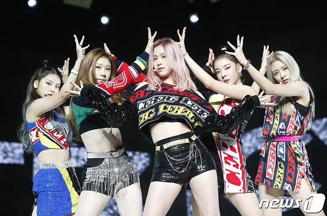 있지(ITZY) 예지(왼쪽부터), 채령, 류진, 리아, 유나 ⓒ 뉴스1