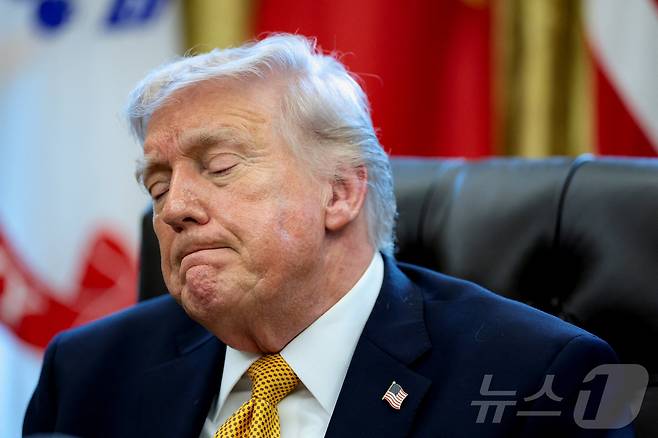 16일(현지시간) 도널드 트럼프 미국 대통령이 워싱턴DC 백악관에서 반(反)부패 태스크포스를 창설하는 행정명령에 서명하는 행사 중 기자의 질문을 받고 어두운 표정을 짓고 있다. 2026.03.16 ⓒ 로이터=뉴스1