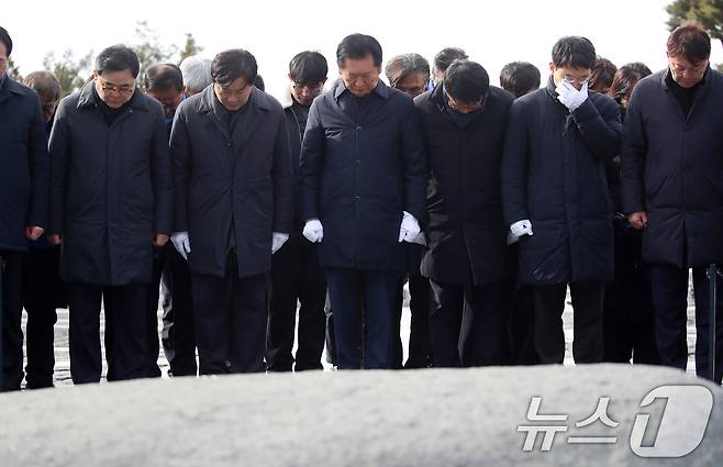 정청래 더불어민주당 대표가 1월 1일 경남 김해 봉하마을을 찾아 고 노무현 전 대통령 묘역을 참배하고 있다. 2026.1.1 ⓒ 뉴스1 윤일지 기자