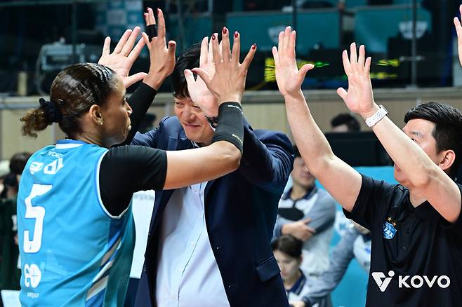 실바(왼쪽에서 첫 번째)가 현대건설전에서 승리 후 하이파이브하고 있다. 사진 | 한국배구연맹