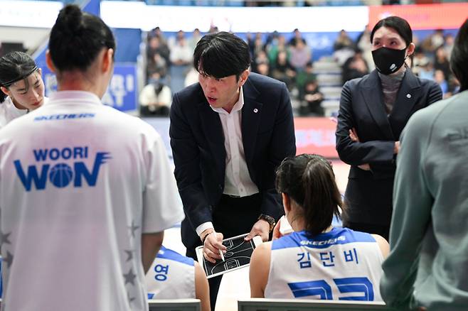 위성우 감독이 선수들에게 작전 지시를 내리고 있다. 사진 | WKBL