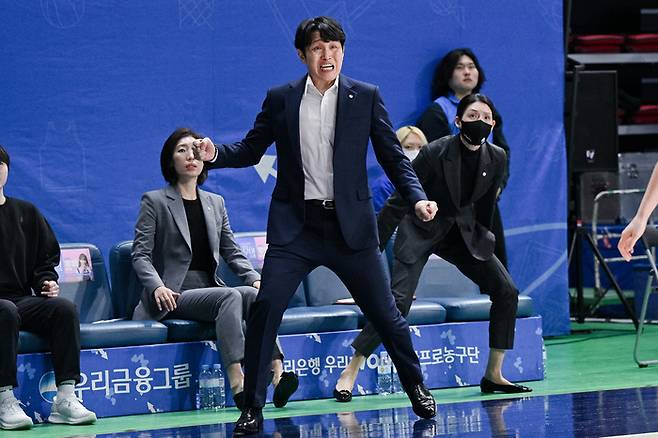 우리은행 위성우 감독이 아산이순신체육관에서 열린 2025~2026 BNK금융 여자프로농구 삼성생명전에서 작전을 지시하고 있다. 사진 | WKBL