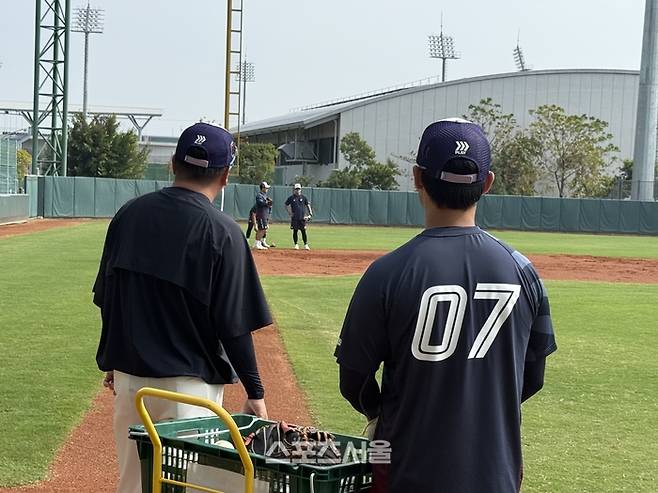 문규현 코치가 타이난 캠프서 펑고를 치고 있다. 타이난 | 박연준 기자 duswns0628@sportsseoul.com