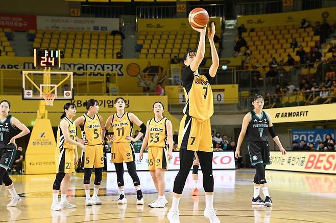 KB 박지수가 청주체육관에서 열린 BNK금융 2025~2026 여자프로농구 하나은행전에서 자유투를 시도하고 있다. 사진 | WKBL