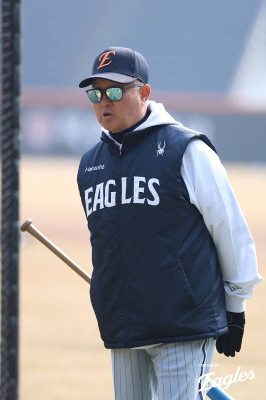 한화 김경문 감독이 12일 대전 한화생명 볼파크에서 열린 2026 KBO리그 시범경기 삼성전에 앞서 선수들 훈련을 지켜보고 있다. 사진 | 한화 이글스