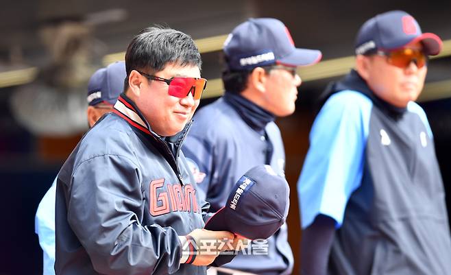 김태형 감독이 미소를 짓고 있다. 사진 | 스포츠서울 DB