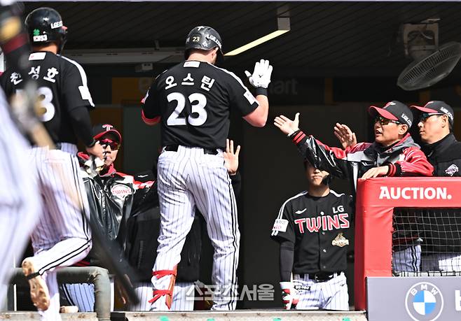 LG 오스틴이 19일 인천 SSG랜더스필드에서 열린 2026 KBO리그 시범경기 SSG전 5회초 무사1루 좌월홈런을 날린 후 염경엽 감독과 하이파이브를 하고 있다. 문학 | 최승섭 기자 thunder@sportsseoul.com