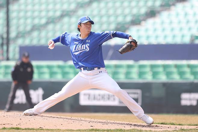 삼성 미야지가 17일 인천SSG랜더스필드에서 열린 2026 KBO리그 시범경기 SSG와 경기에서 역투하고 있다. 사진 | 삼성 라이온즈