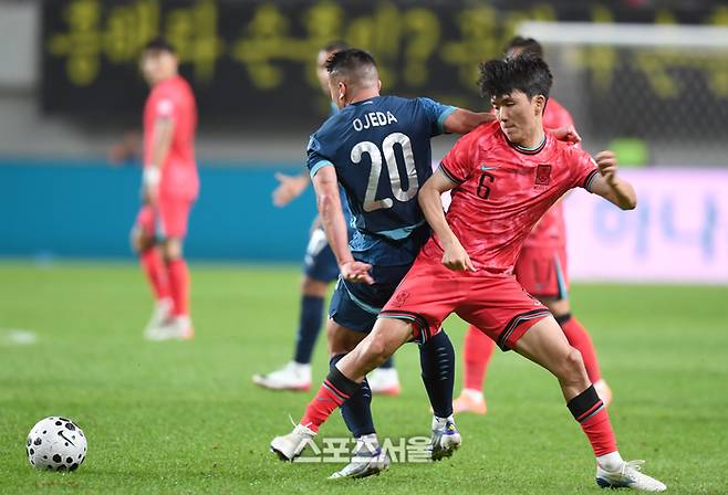 황인범이 지난해 10월 14일 서울월드컵경기장에서 열린 남자 축구 국가대표 평가전 파라과이와 경기에서 상대와 볼다툼을 하고 있다. 최승섭기자 thunder@sportsseoul.com