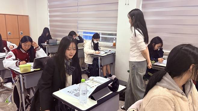 교토국제고 학생 4명이 부산 동래여고를 방문했다. 사진 | 최동원기념사업회