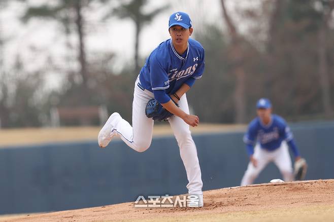 삼성 임기영이 15일 이천 베어스파크에서 열린 2026 KBO리그 시범경기 두산전에서 공을 던지고 있다. 사진 | 삼성 라이온즈