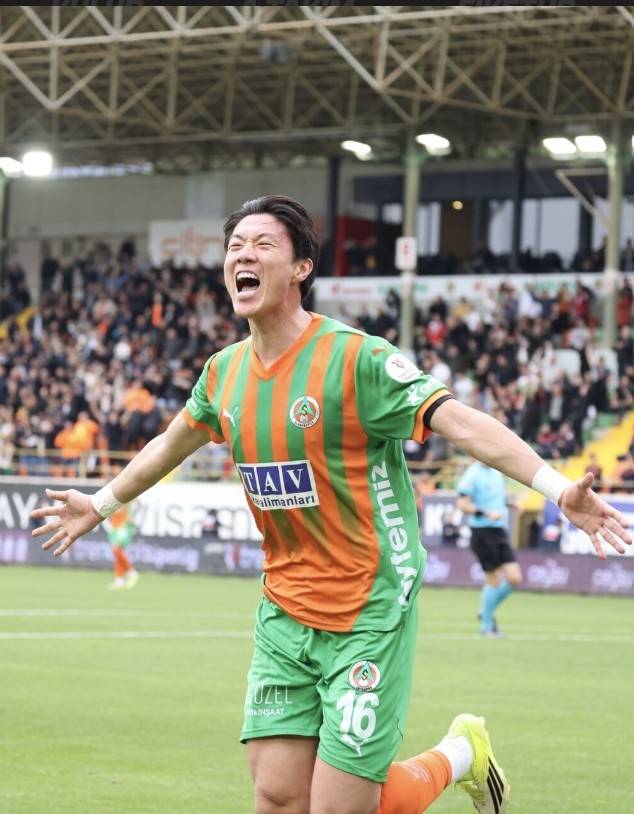 알라니아스포르의 황의조가 18일(한국시간) 튀르키예 알라니아 오바 스타디움에서 열린 코자엘리스포르와 2025~2026시즌 튀르키예 쉬페르리가 27라운드 홈경기에서 득점한 뒤 포효하고 있다. 사진 | 알라니아스포르 홈페이지 캡처