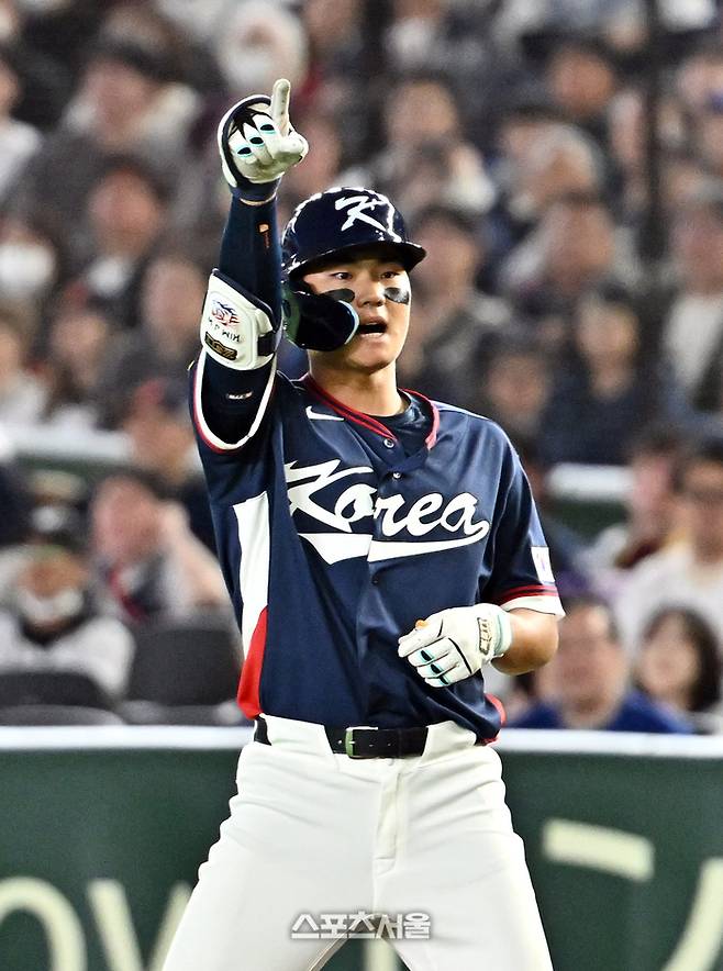 대한민국 야구대표팀의 김주원이 7일 일본 도쿄 도쿄돔에서 열린 2026 월드베이스볼클래식(WBC) 조별리그 일본과 경기 8회초 2사 1,2루 상황에서 1타점 적시타를 때린 후 세리머니를 하고 있다. 도쿄(일본) | 박진업 기자 upandup@sportsseoul.com