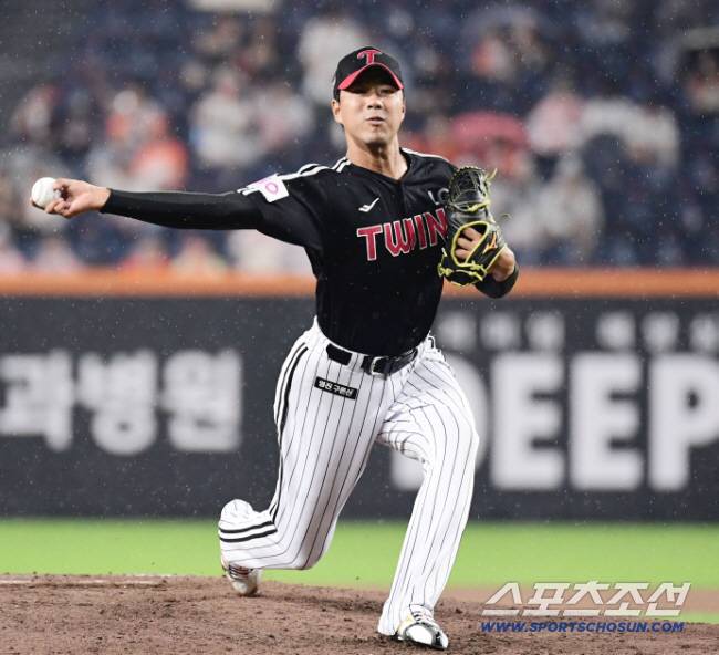 15일 대전 한화생명볼파크에서 열린 한화와 LG의 경기. 투구하고 있는 LG 정우영. 대전=송정헌 기자songs@sportschosun.com/2025.06.15/