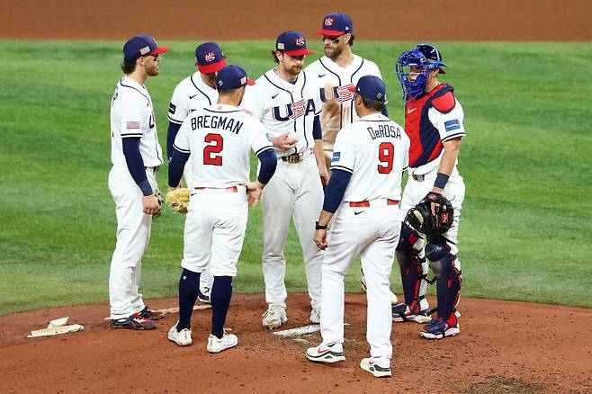MIAMI, FLORIDA - MARCH 17: Nolan McLean #26 of Team United States hands the ball to manager Mark DeRosa #9 after being removed from the game against Team Venezuela during the fifth inning at loanDepot park on March 17, 2026 in Miami, Florida.   Megan Briggs/Getty Images/AFP (Photo by Megan Briggs / GETTY IMAGES NORTH AMERICA / Getty Images via AFP)







<저작권자(c) 연합뉴스, 무단 전재-재배포, AI 학습 및 활용 금지>