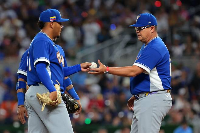 Mar 17, 2026; Miami, FL, United States; Venezuela manager Omar Lopez (22) removes Venezuela pitcher Angel Zerpa (61) in the seventh inning during the 2026 World Baseball Classic Championship game at loanDepot Park. Mandatory Credit: Sam Navarro-Imagn Images







<저작권자(c) 연합뉴스, 무단 전재-재배포, AI 학습 및 활용 금지>