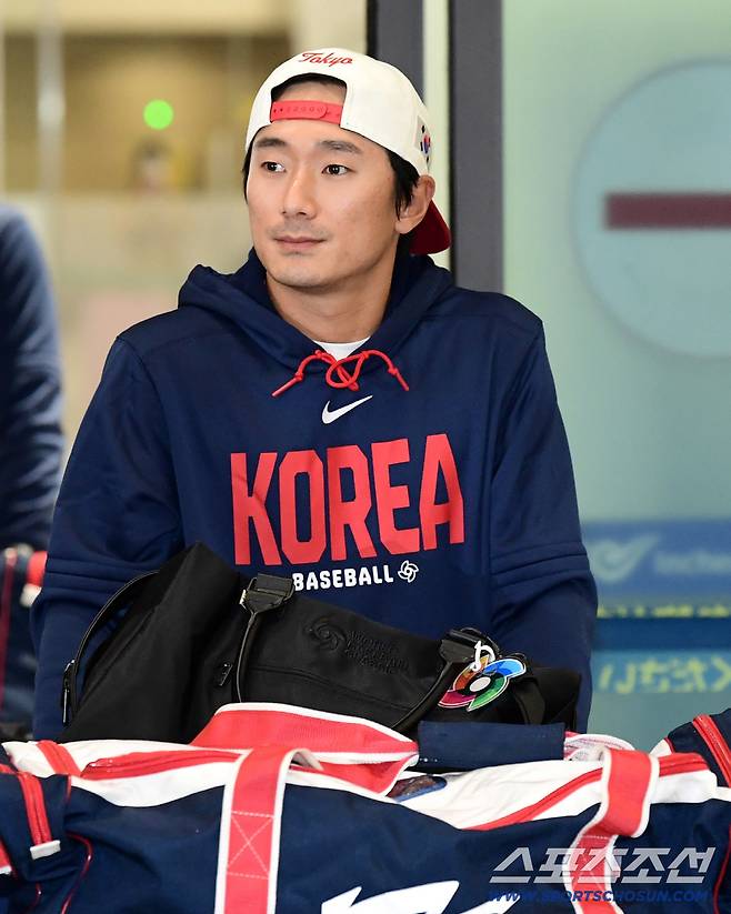 16일 오전 WBC야구대표팀이 인천공항 제1터미널을 통해 귀국했다. 입국장을 나서고 있는 신민재. 인천=송정헌 기자songs@sportschosun.com/2026.03.16/